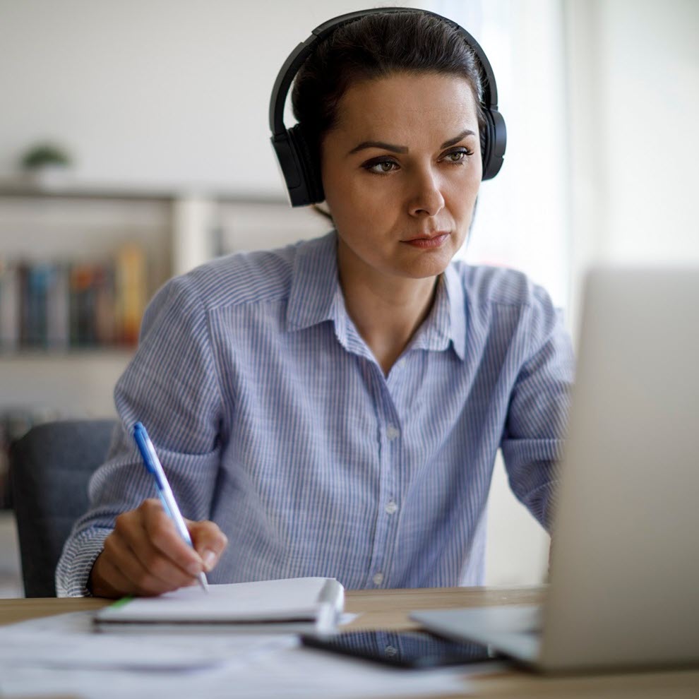 Woman typing on a laptop about to play to an online course
